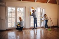 Drei Frauen von Reinigungsfirma putzen zusammen Fenster