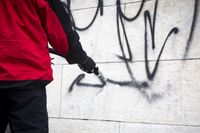 Arbeiter, der Graffiti reinigt