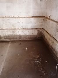 Wasser und Schlamm in einem Keller Artal